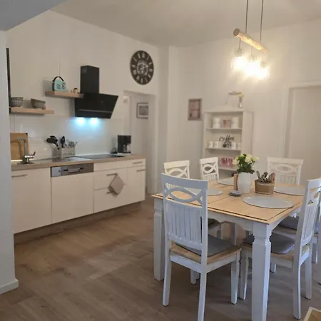 Ferien-monteurswohnung 6,5 Schlafzimmer Mit Garten Und Eigenen Parkplaetzen Im Hof *