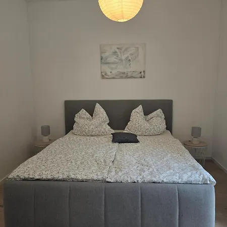 Ferien-monteurswohnung 6,5 Schlafzimmer Mit Garten Und Eigenen Parkplaetzen Im Hof * Варендорф