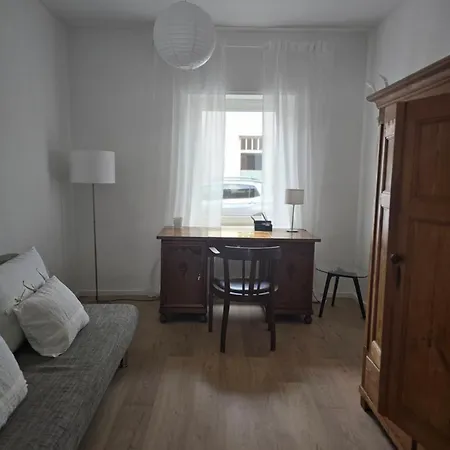 Ferien-monteurswohnung 6,5 Schlafzimmer Mit Garten Und Eigenen Parkplaetzen Im Hof